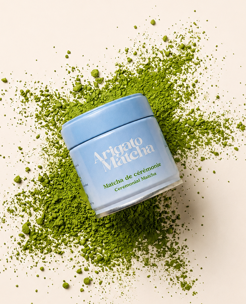 Pot en métal de matcha cérémonial d'Uji Arigato Matcha sur fond épuré